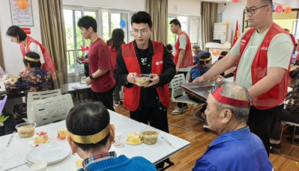 邻里同贺生辰乐 通信护航夕阳红——记鄂州联通老年人集体生日会
