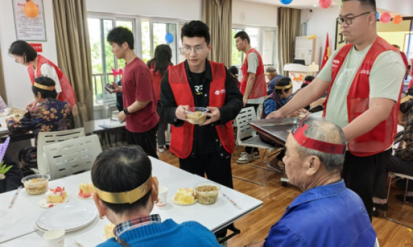 邻里同贺生辰乐 通信护航夕阳红——记鄂州联通老年人集体生日会